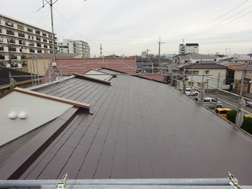 こちらは施工後の屋根です。<br />
